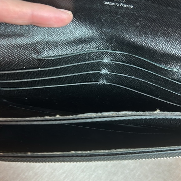 Louis Vuitton Wallet. Comes with a dust bag and a beautiful box. 2 - Picture 9 of 14